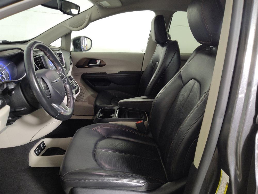 Used 2018 Chrysler Pacifica Touring-L FWD image 17