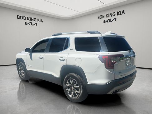 Used 2023 GMC Acadia SLT w/ Preferred Package FWD image 3