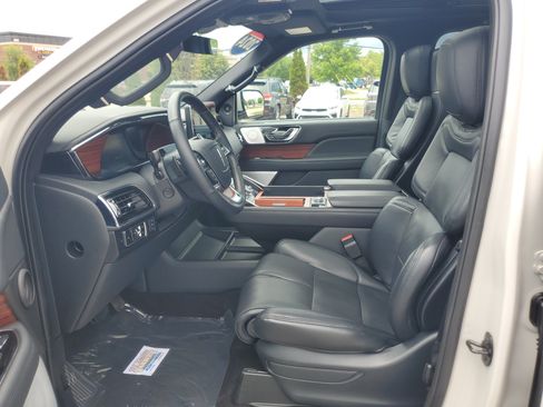 Used 2024 Lincoln Navigator Reserve AWD/4WD image 12