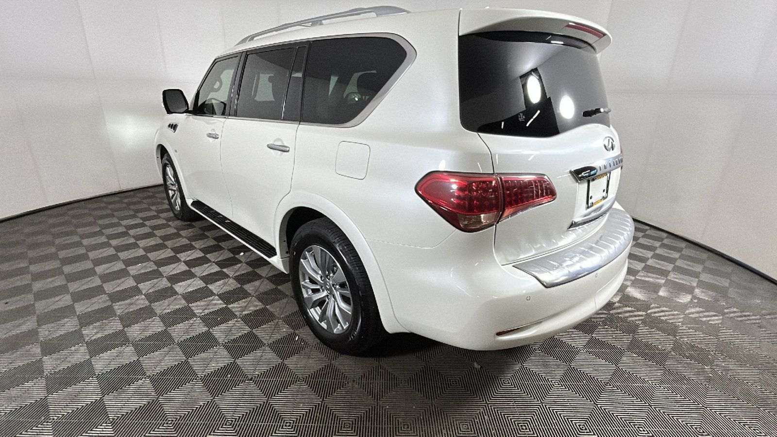 Used 2017 INFINITI QX80 4WD image 4