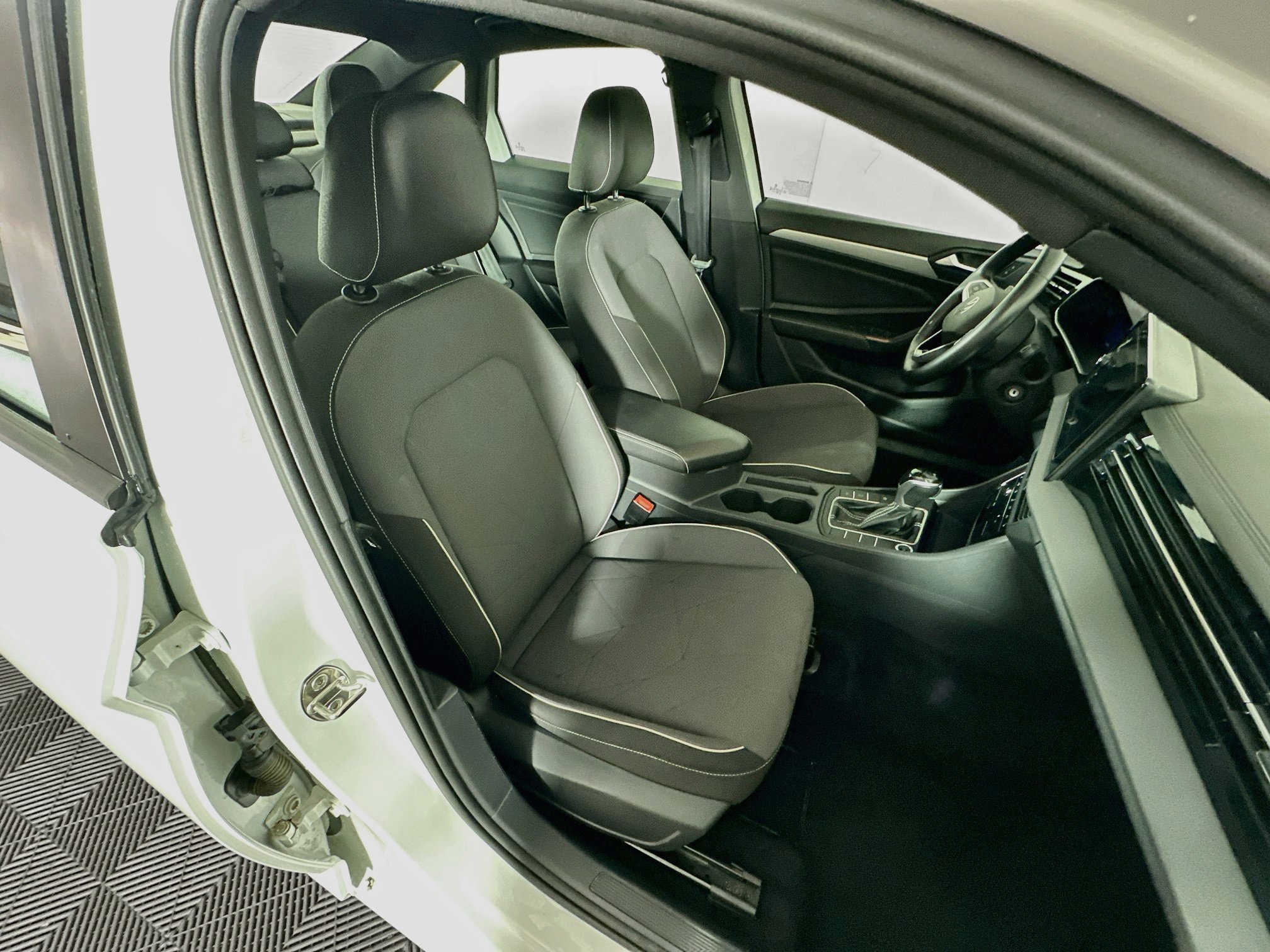 Used 2025 Volkswagen Jetta Sport FWD image 29