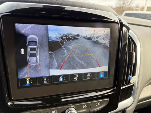 Used 2023 Chevrolet Traverse LT w/ Rear Camera Mirror Package image 21