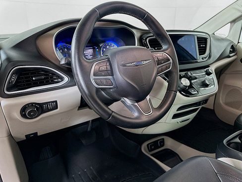 Used 2017 Chrysler Pacifica Touring-L FWD image 9