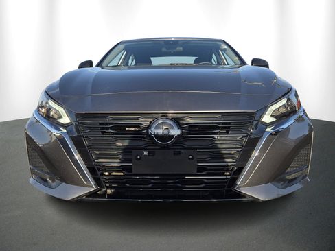 Used 2024 Nissan Altima 2.5 SV image 2