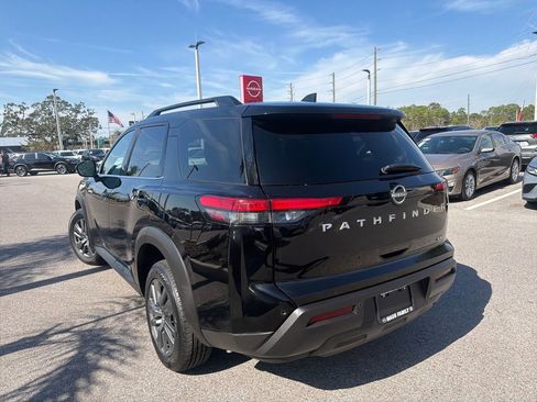 Used 2024 Nissan Pathfinder SV image 6