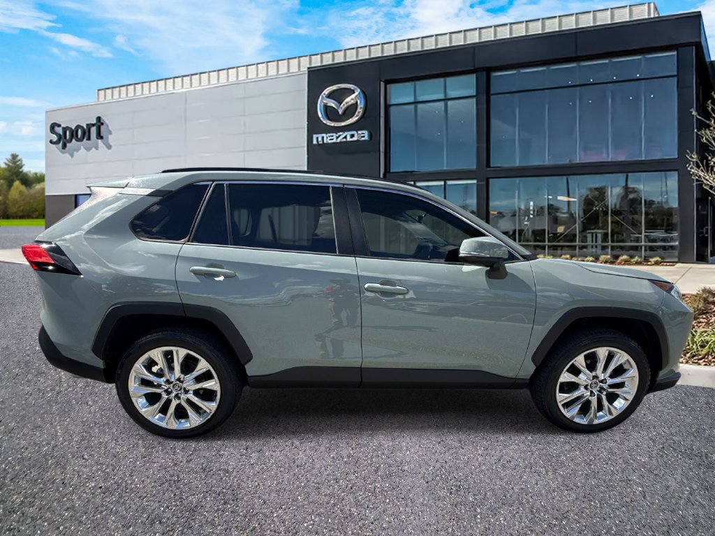 Used 2021 Toyota RAV4 XLE w/ Convenience Package FWD image 2