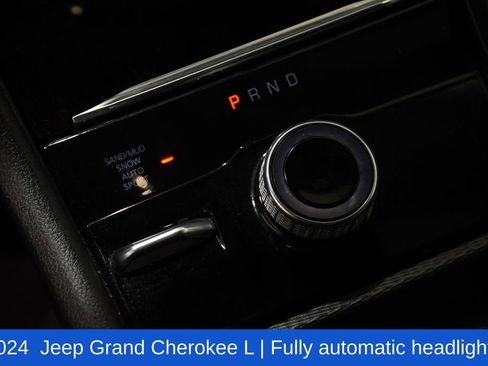 Used 2024 Jeep Grand Cherokee L Limited w/ Luxury Tech Group II image 24