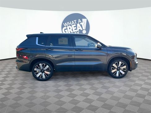 New 2025 Mitsubishi Outlander SE image 8
