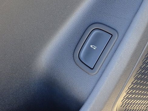 Used 2025 Chevrolet Traverse LT image 17