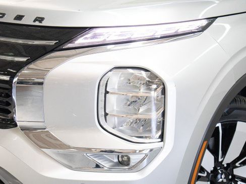 New 2025 Mitsubishi Outlander SE image 2