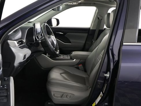 Used 2022 Toyota Highlander XLE image 27