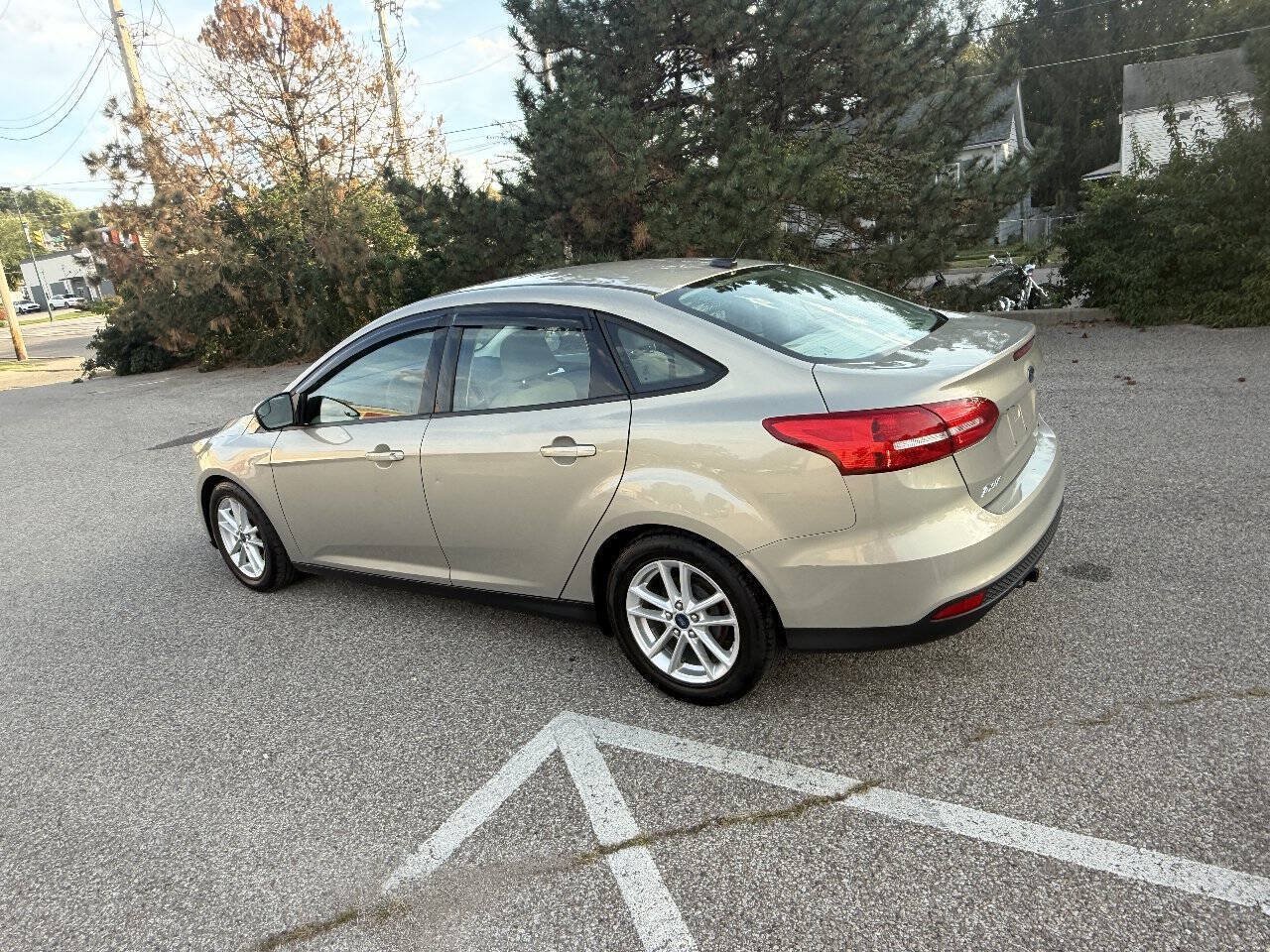 Used 2016 Ford Focus SE FWD image 2