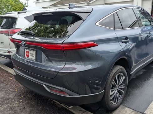 Used 2023 Toyota Venza LE image 3