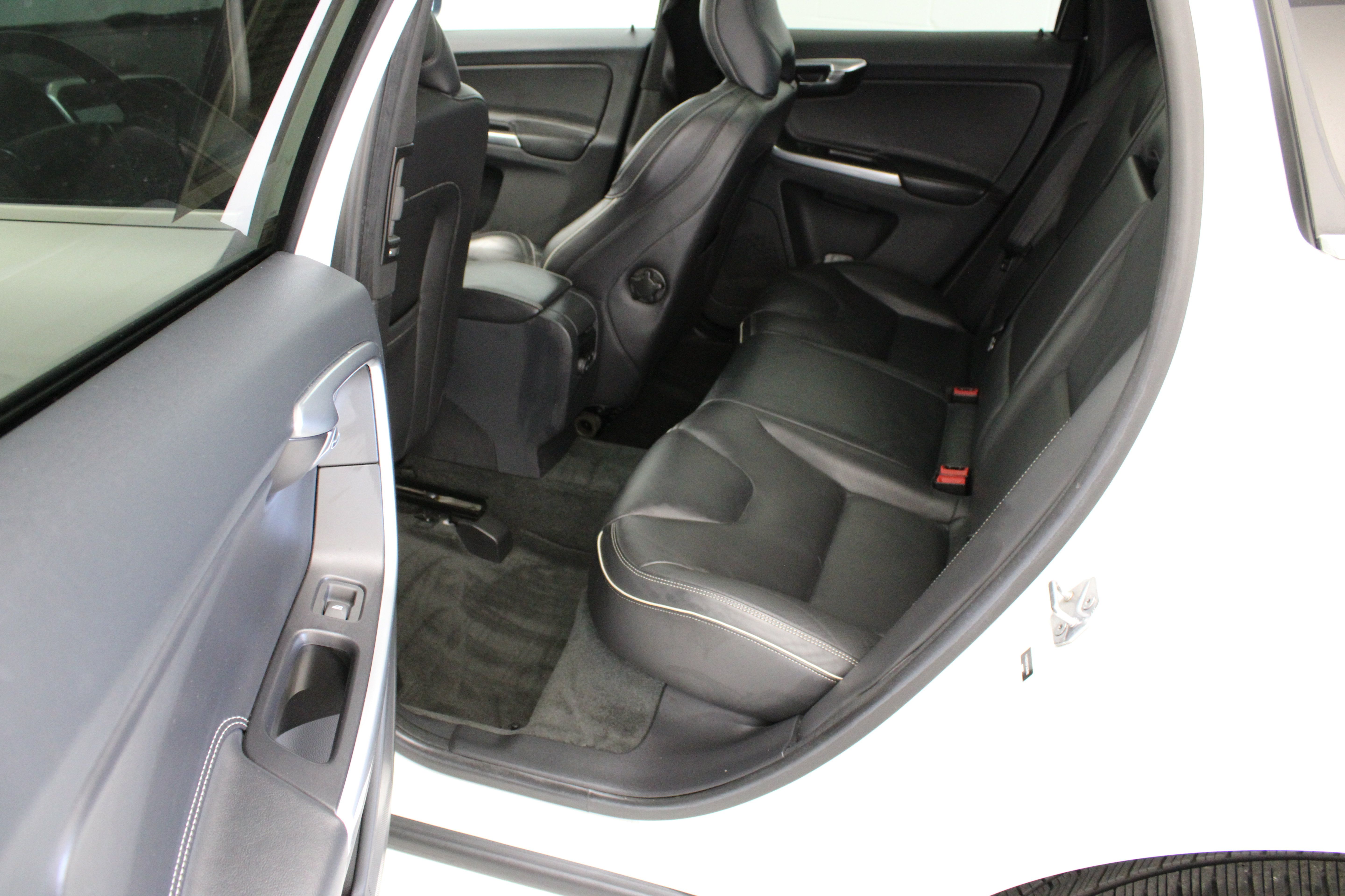 Used 2015 Volvo XC60 T6 R-Design Platinum AWD/4WD image 30