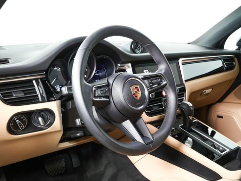 Certified 2025 Porsche Macan image 4