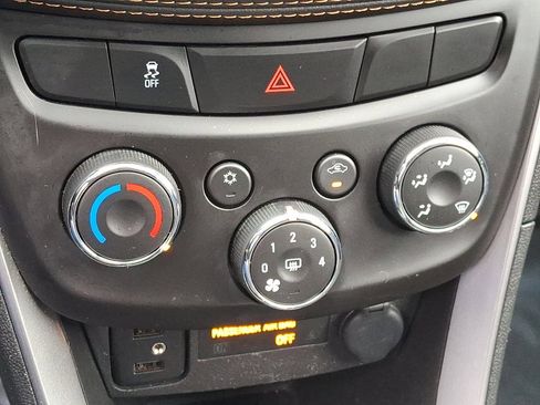 Used 2022 Chevrolet Trax LT w/ LT Convenience Package image 16