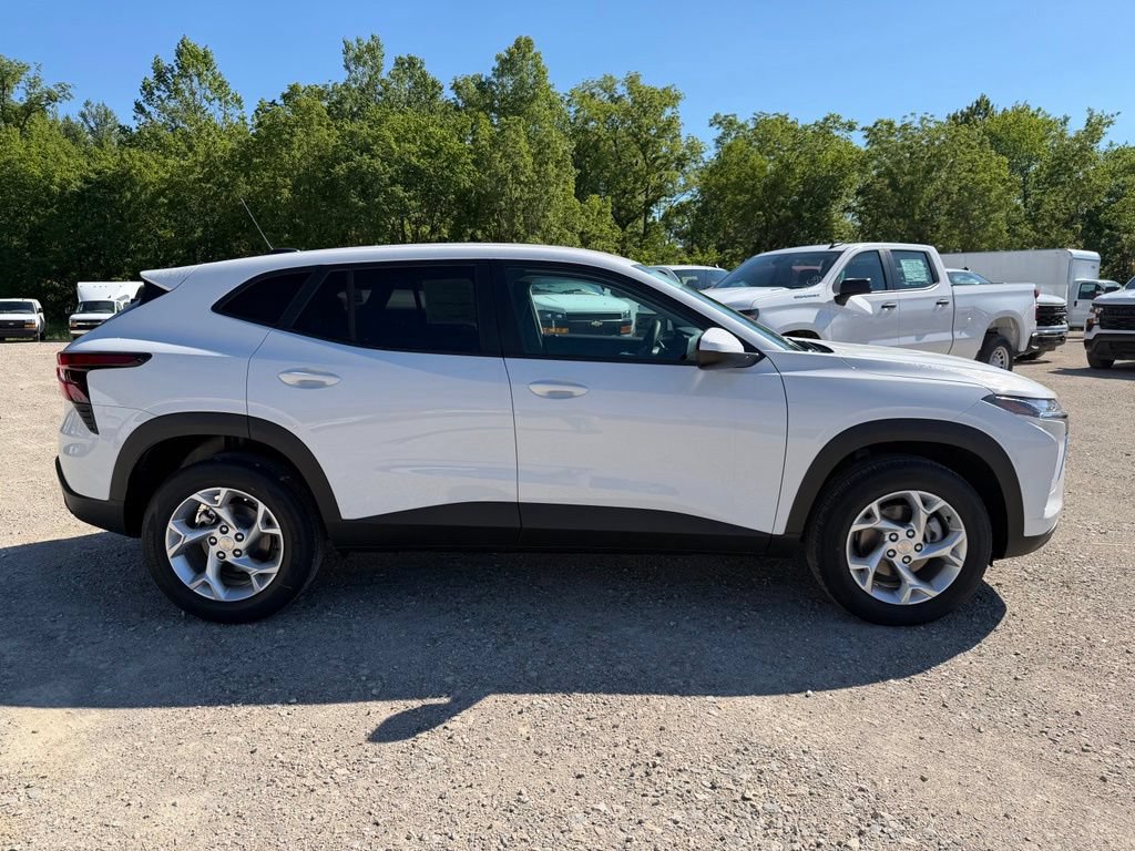 New 2026 Chevrolet Trax LS w/ LS Convenience Package FWD image 2
