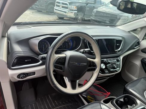 Used 2018 Chrysler Pacifica Limited w/ Tire & Wheel Group FWD image 11