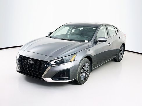 Used 2023 Nissan Altima 2.5 SV w/ SV Premium Package AWD/4WD image 3