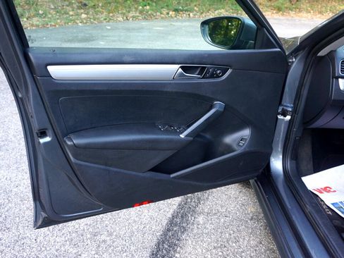 Used 2017 Volkswagen Passat 1.8T S image 23