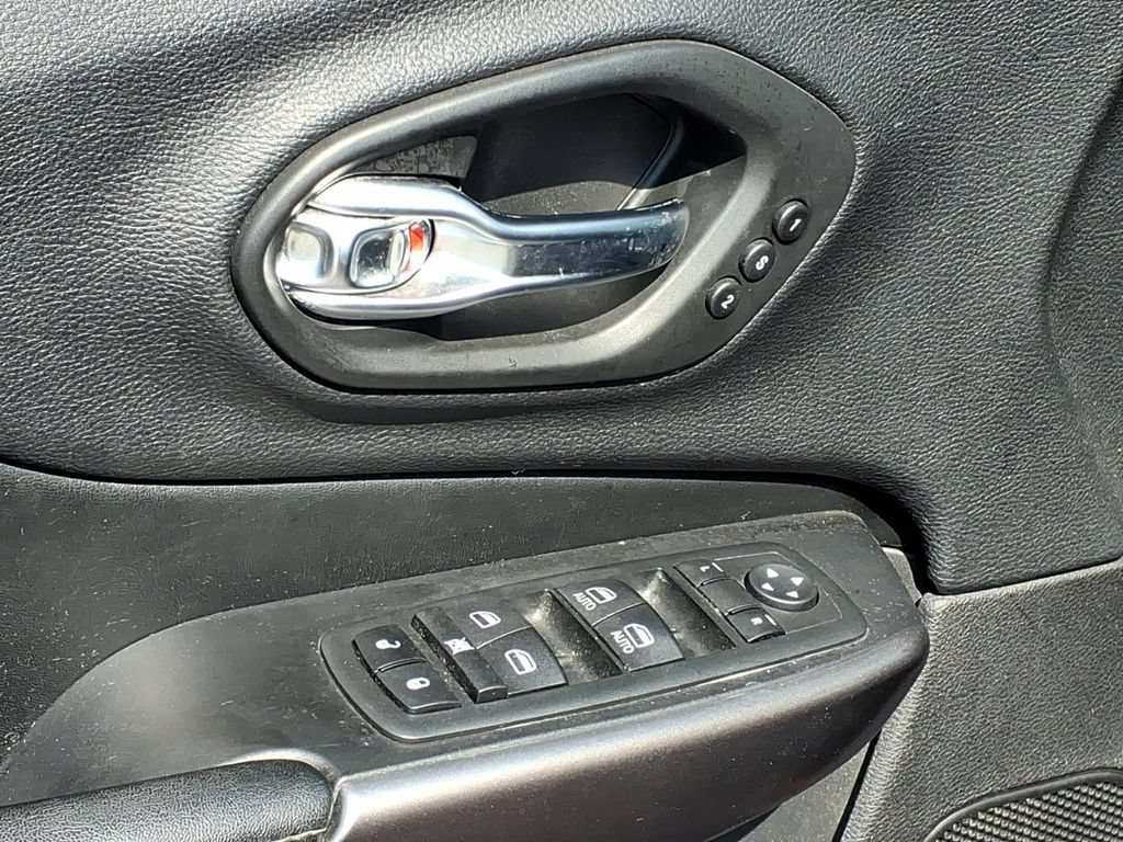 Used 2020 Jeep Cherokee Limited AWD/4WD image 29