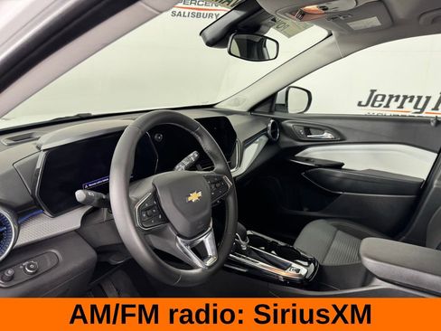 Used 2025 Chevrolet Trax LT w/ LT Convenience Package FWD image 12