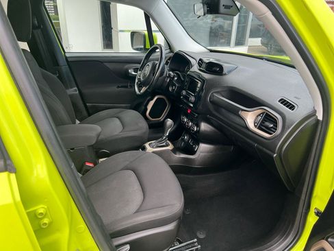 Used 2017 Jeep Renegade Latitude w/ Cold Weather Group AWD/4WD image 11