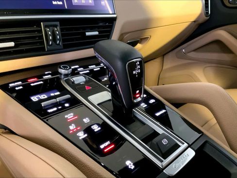 Used 2023 Porsche Cayenne image 17