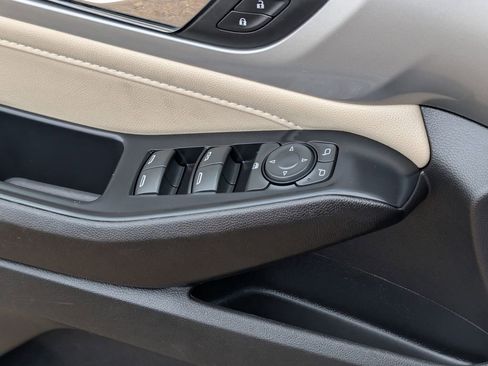 Used 2022 Chevrolet Traverse LT image 23