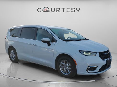 Used 2023 Chrysler Pacifica Touring-L image 6