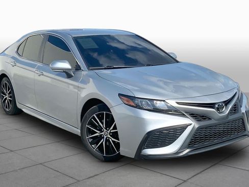 Used 2024 Toyota Camry SE FWD image 3