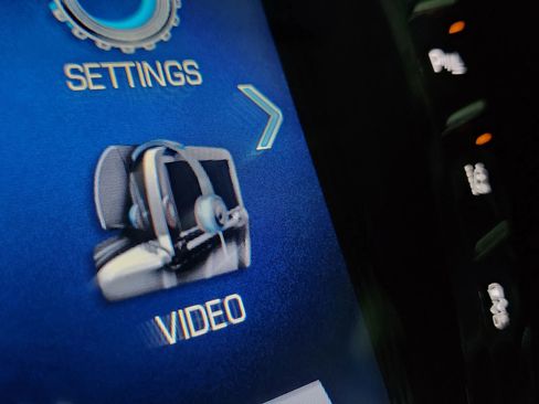 Used 2015 Cadillac Escalade Premium image 35