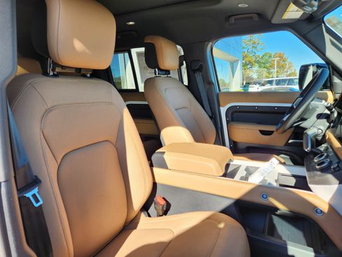 New 2025 Land Rover Defender 110 X-Dynamic SE image 12