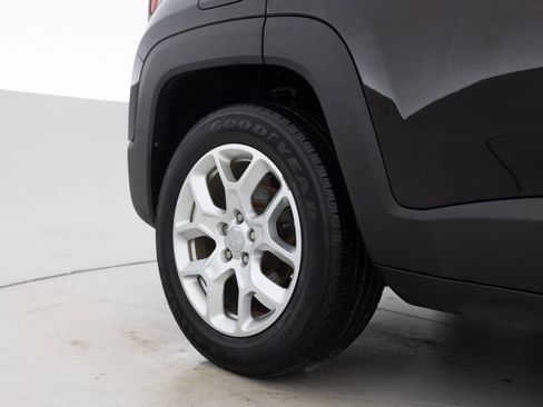 Used 2016 Jeep Renegade Latitude FWD image 19