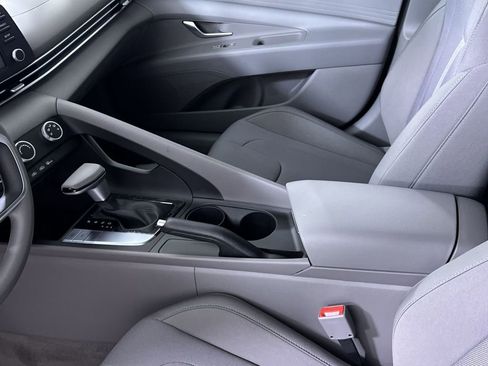 Used 2025 Hyundai Elantra SE image 22