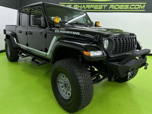 Used 2024 Jeep Gladiator Sport AWD/4WD image 2