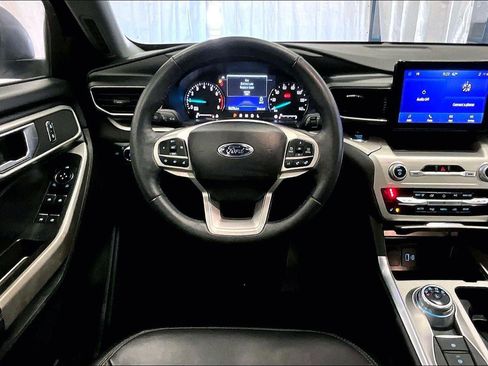 Used 2022 Ford Explorer XLT w/ Equipment Group 202A image 5