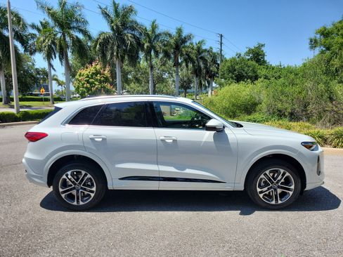 Used 2025 Audi Q5 Premium w/ Convenience Package AWD/4WD image 3