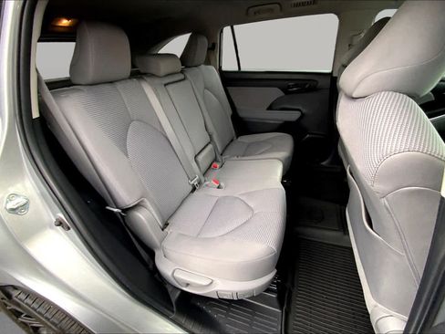Used 2024 Toyota Highlander LE AWD/4WD image 20