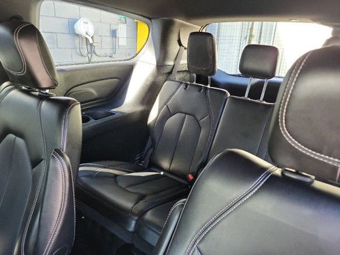 Used 2025 Chrysler Pacifica Select FWD image 10