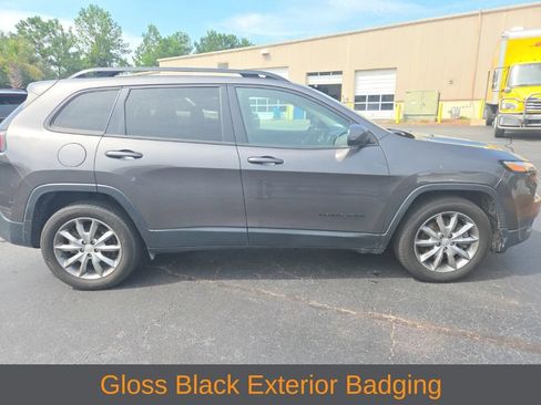 Used 2018 Jeep Cherokee Latitude w/ Altitude Package FWD image 7