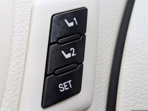 Used 2025 Toyota Sienna Limited image 33