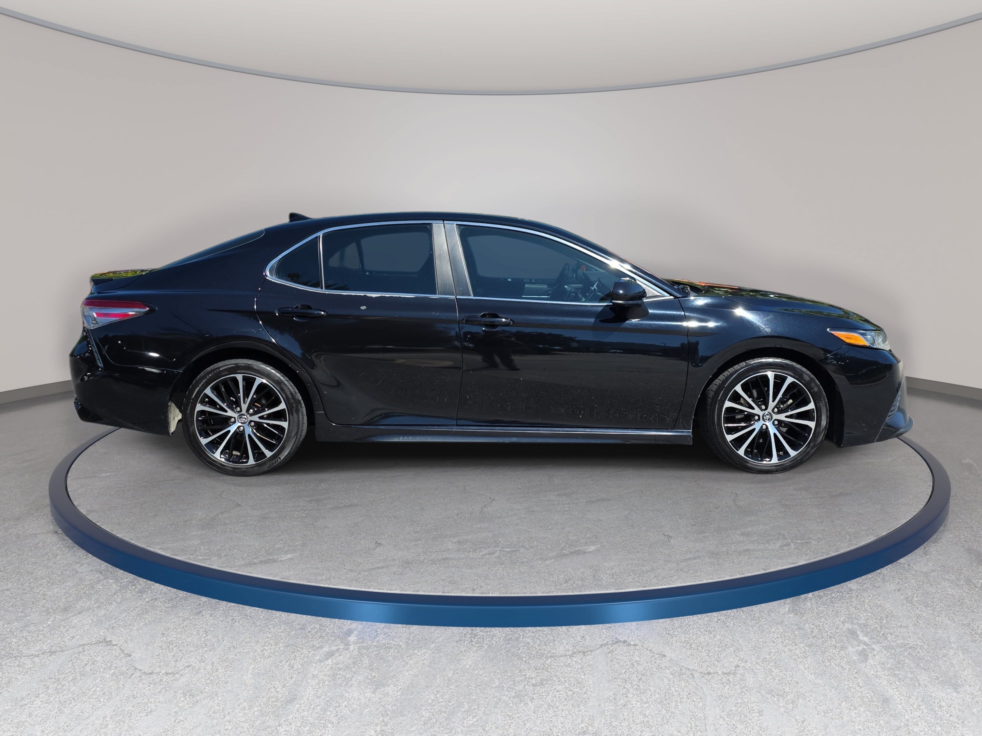 Used 2019 Toyota Camry SE FWD image 4