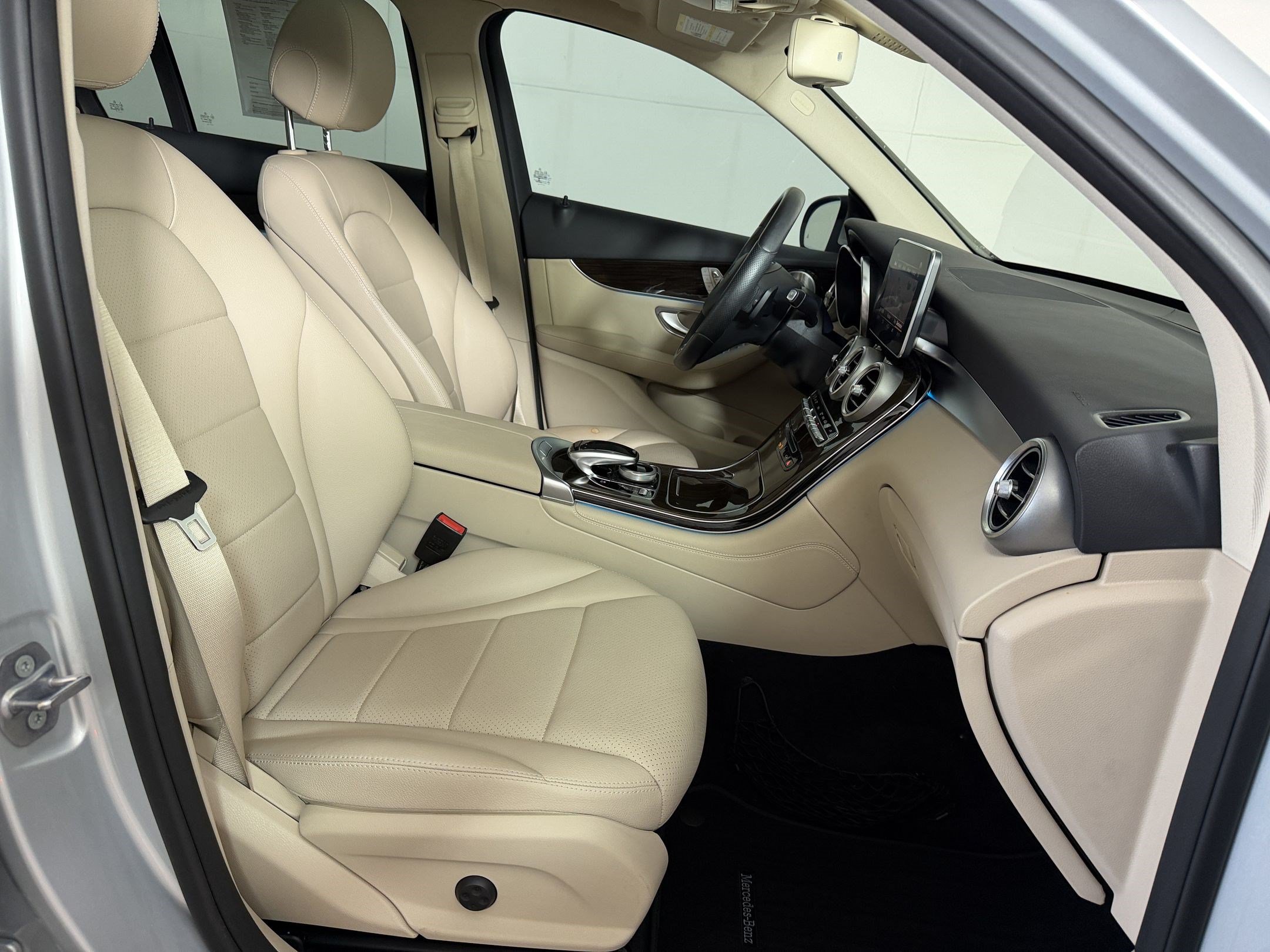 Used 2017 Mercedes-Benz GLC 300 4MATIC image 24