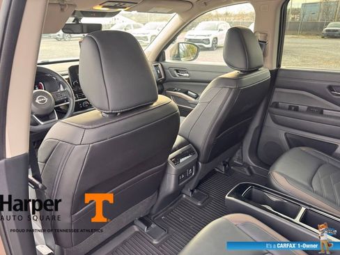 Used 2024 Nissan Pathfinder Platinum image 11