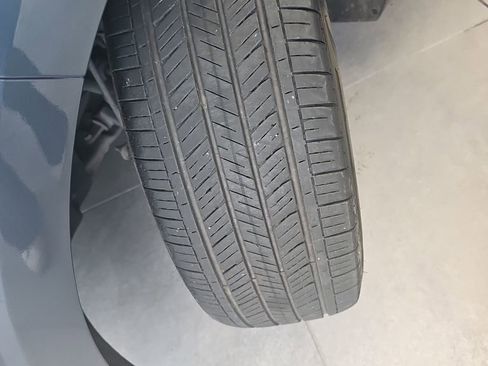 Used 2024 Kia Carnival EX image 33