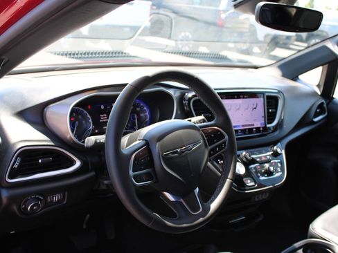 Used 2025 Chrysler Pacifica Select FWD image 21