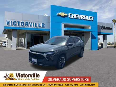 Used 2025 Chevrolet Trax LT FWD image 1