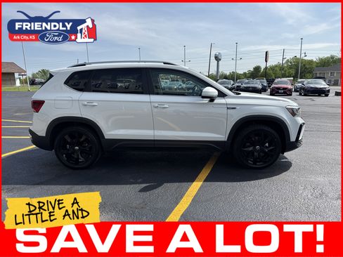Used 2023 Volkswagen Taos SE AWD/4WD image 4