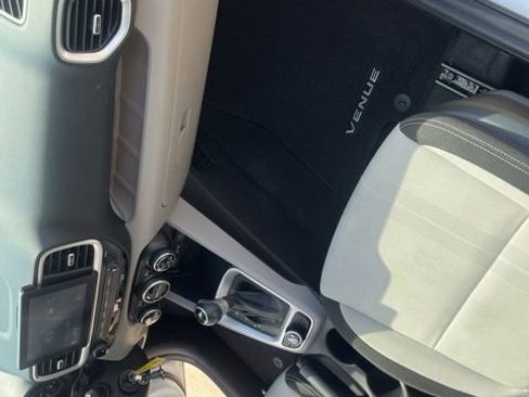 Used 2022 Hyundai Venue SEL FWD image 17